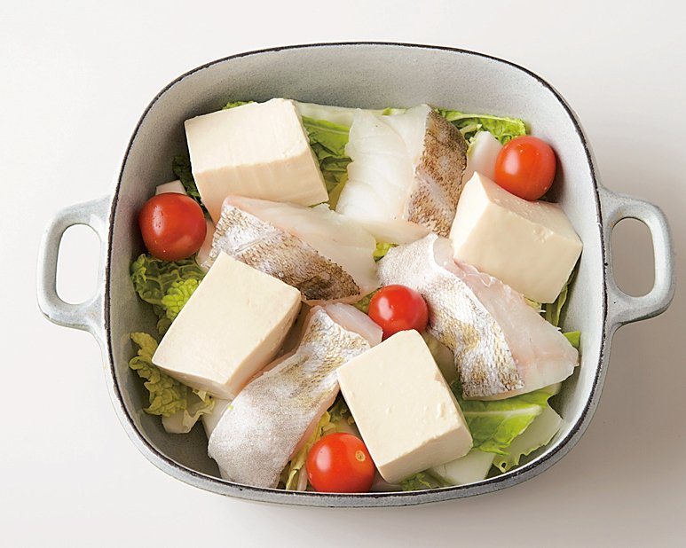 鍋に白菜を敷き、豆腐、たら、 ヘタをとったミニトマトをのせる。