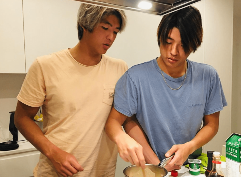 兄弟でキッチンに立つことも多いそう。しっかり者のカノアさん（左）とちょっとやんちゃなキアヌさん（右）