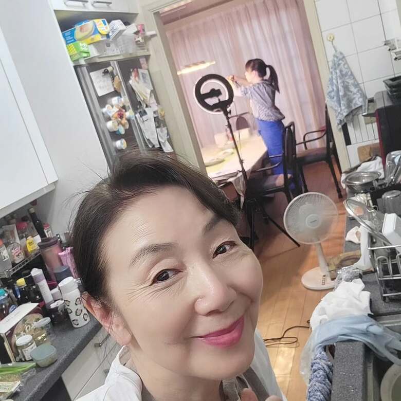 役者として活動する娘・麻友美さんとYouTubeのお料理チャンネル撮影の様子