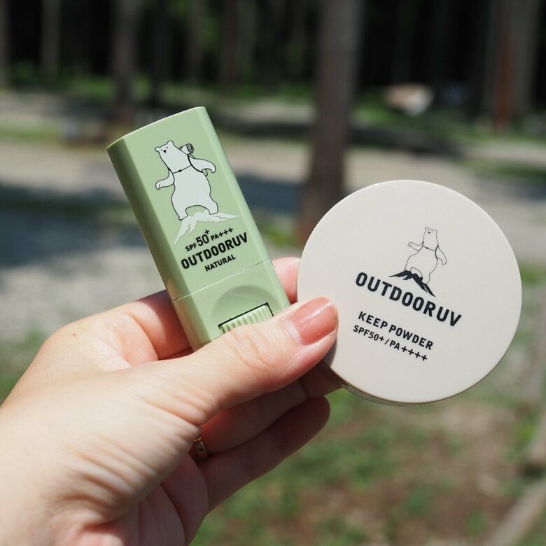 愛らしいクマが目印のフェイスパウダー。SPF50+/PA++++とカバー力も抜群！屋外ではもっぱら「アウトドアUVキープパウダー」（右）と「アウトドアUV ナチュラル」（左）を併用しているそう