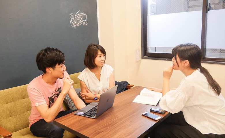 打ち合わせをする今村さん（中央）