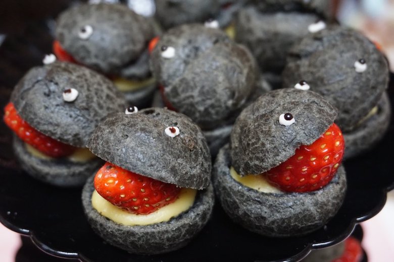 ゴジラがイチゴを丸呑み？！