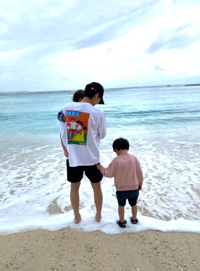 長男、次男と浜辺で遊ぶ貴重な初出しショット