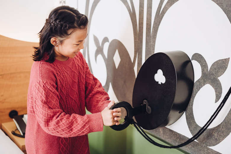 壁の大きな鍵には子どもが喜ぶ秘密が隠れている