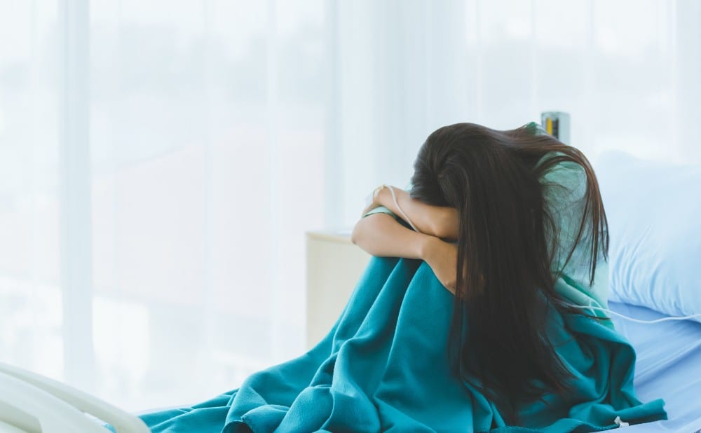 落ち込む女性