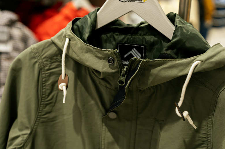 ワークマン女子 レディース撥水マウンテンパーカーの首元