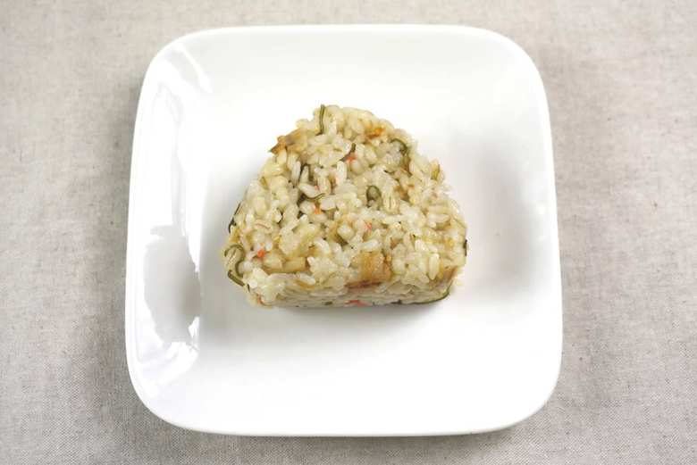 ナチュラルローソンのおすすめおにぎり「もち麦入り帆立と昆布のだしおにぎり」の実食画像