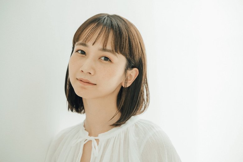 ファッションやメイク、髪型で全く違う雰囲気を纏う三戸さん