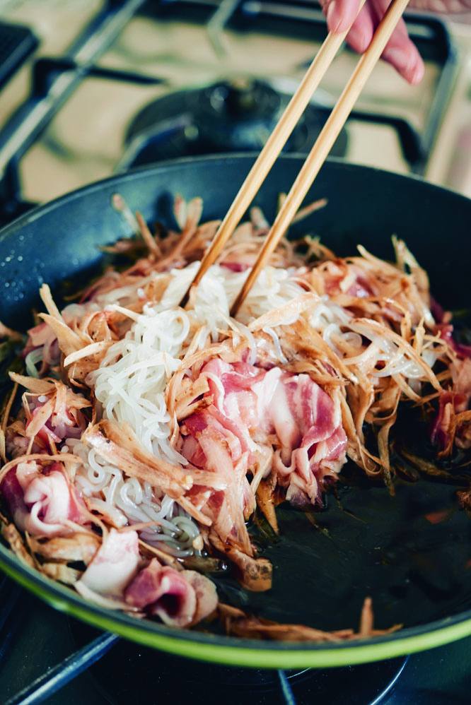フライパンにAと①、しょうがを入れて中火にかける。水分がなくなるまで、ときどき混ぜながら煮つめる。