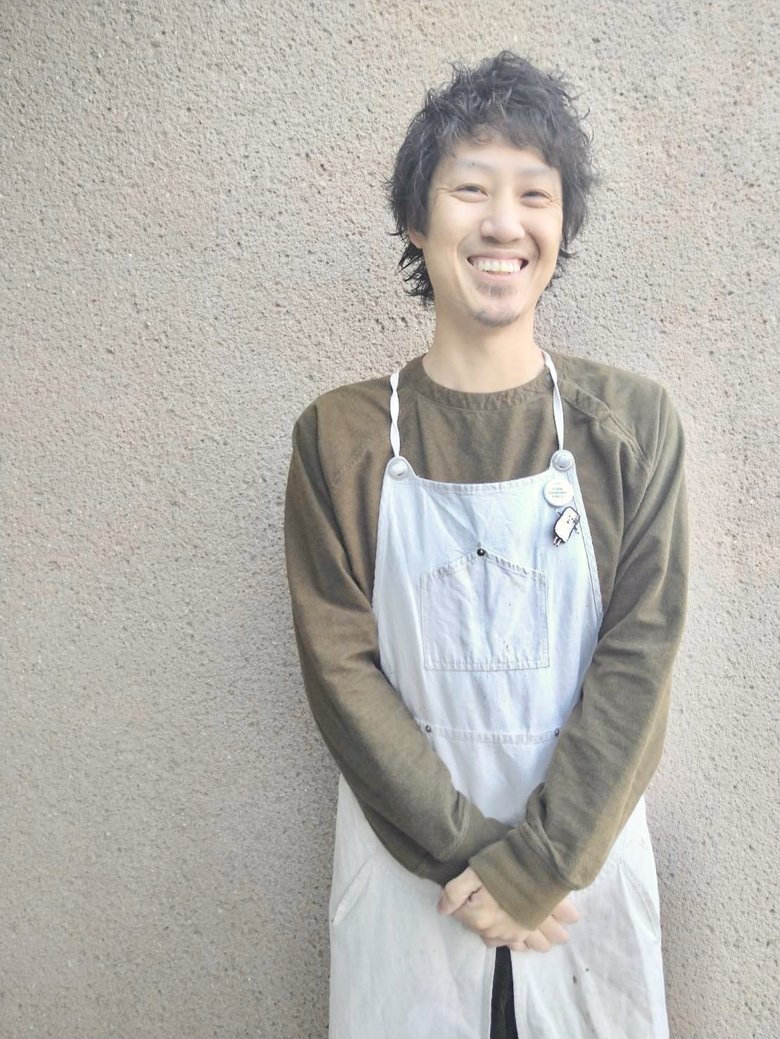 笑顔で話す濱田さん