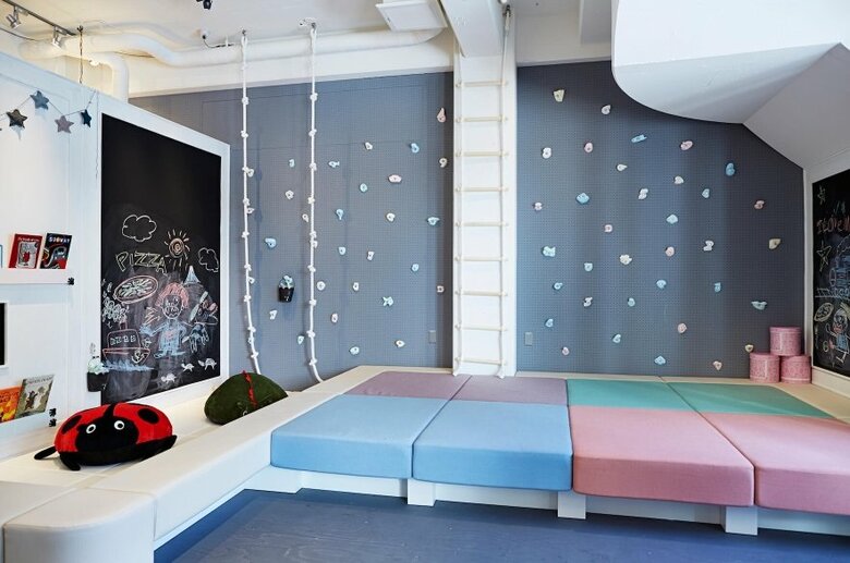 ピザ屋の店内は子どものスペースも広々