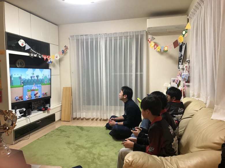 担任の先生とゲームをするマスクドコッコメンバー