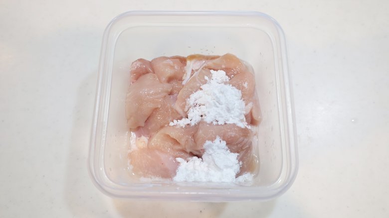 20分後、冷蔵庫から出してブライン液を捨てる。片栗粉大さじ2をまぶしてから調理すると一層肉が柔らかく仕上がる