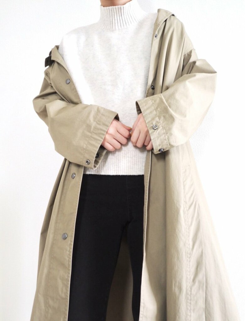 お気に入りのライトロングコートは「ゆったりシルエットでこなれ感があり、綺麗めにもカジュアルにも使える万能性が好みです」