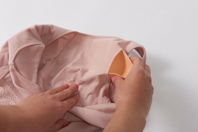 乳がん手術で失った胸のボリュームを調整するパッドの出し入れができるパッドポケットがついている