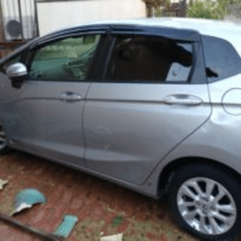 台風により飛んだ瓦が車を直撃