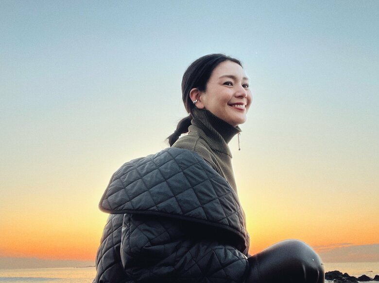 オレンジのグラデーションが美しい夕日をバックに