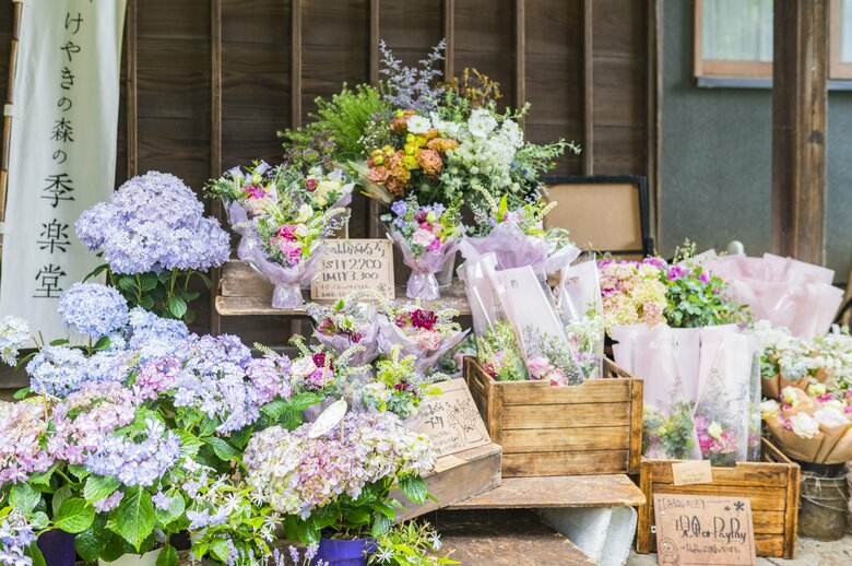 季節の花が並ぶ花の販売コーナーは見ているだけで癒される