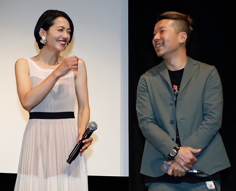 舞台あいさつにのぞむ遠藤さんと横尾監督。とても仲がよさそうです