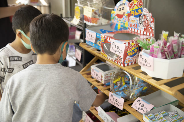 人気のうまい棒は10円から値上がりしたが、子どもが計算しやすいように据え置きに