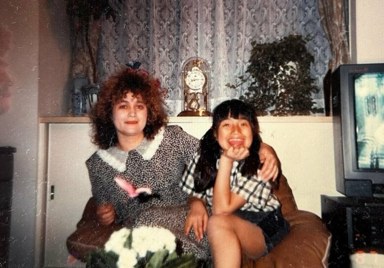 小学生の頃の佐田さんとお母さんの2ショット