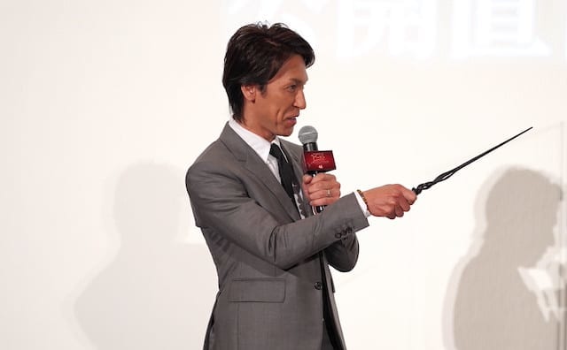 うれしそうに杖を振る葛西選手