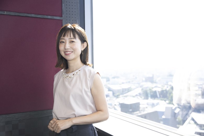 前向きに当時を思い出して話す豊崎さん