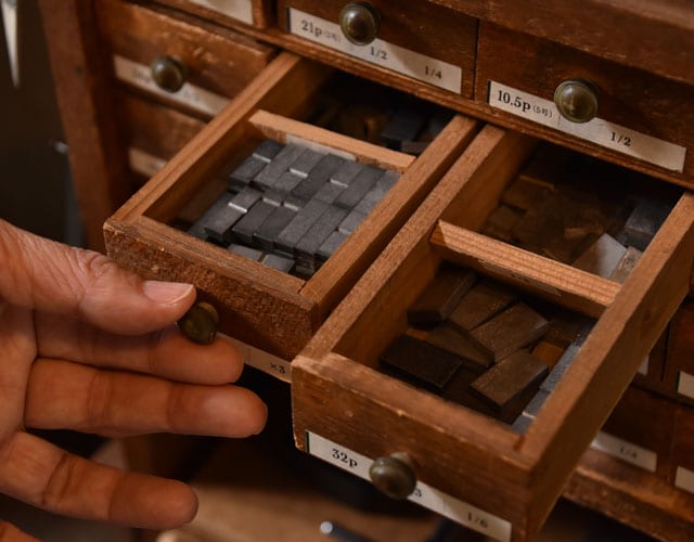 山添が運営する店舗「THE LETTER PRESS」には長年使っている活字の道具が保存されている