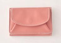 【DATA】 サイズ：W10×D2×H7㎝ 素材：牛革 カラー展開：ピンクのほか、2色　　　　　　　　　　　　　　
