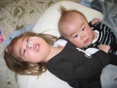 左から蘭愛ちゃん、愛聖くん、家族でリビングにてくつろいでいたとき