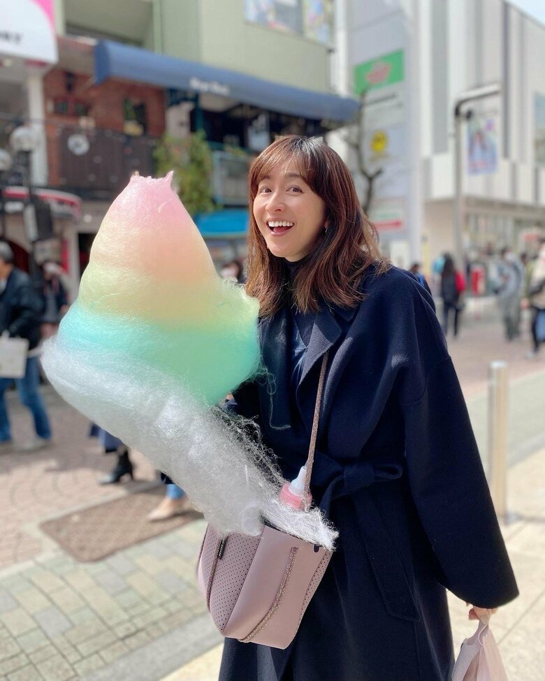 長女とデート中に巨大なレインボー綿菓子を手にビックリする茂森さん