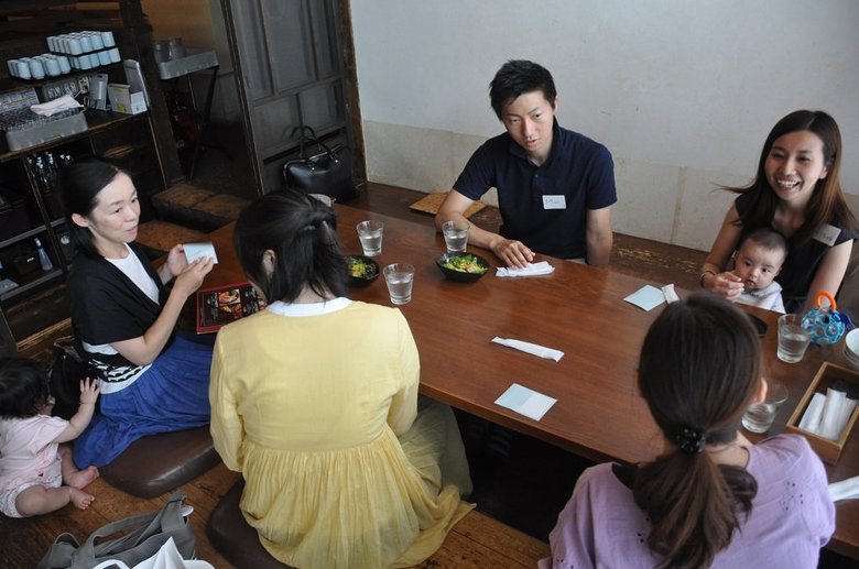ランチ会をするMIRAISのメンバー。「子どものこと」より「自分自身のこと」を話し、考える機会になっている
