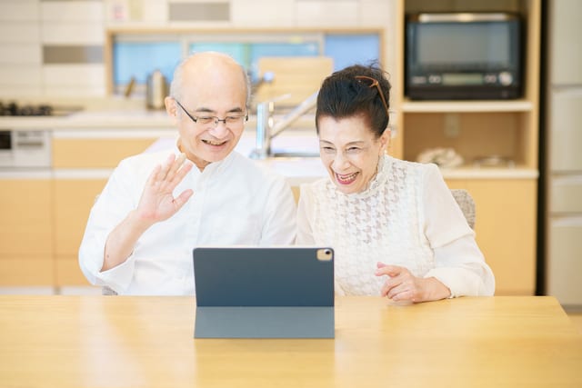 タブレットで会話を楽しむ老夫婦