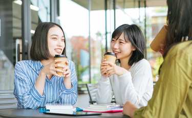 “芸能ゴシップ”話にウンザリした時のスマートな話題の変え方って？