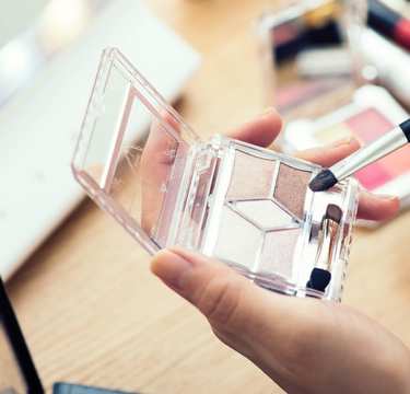 「メイクポーチ忘れちゃった、貸してよ」同僚のこの感覚って普通なの!?