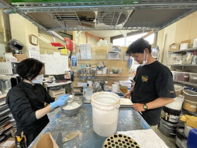 原田左官工業所 作業をする社員