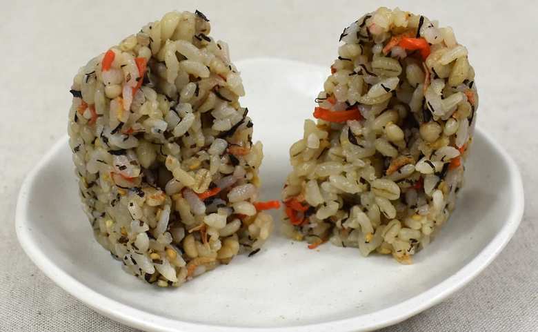 ナチュラルローソンのおすすめおにぎり「もち麦入り三陸産アカモクのだしおにぎり」の食レポ画像