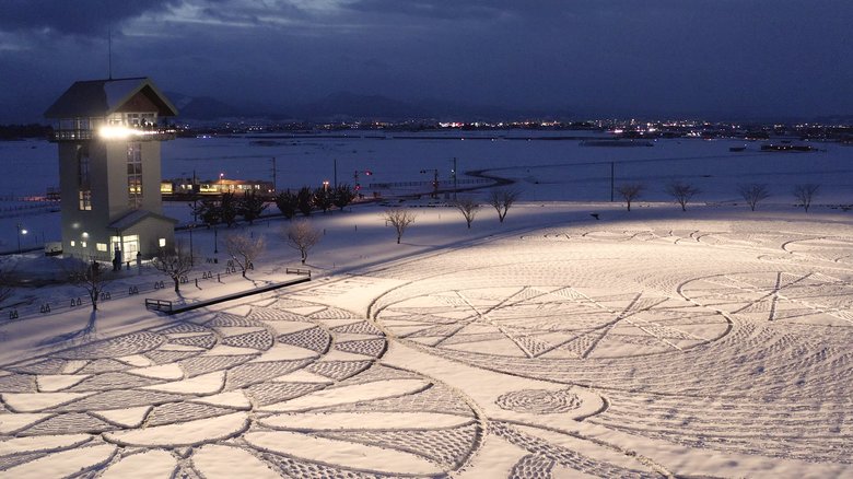 雪で描く「冬の田んぼアート」も素敵