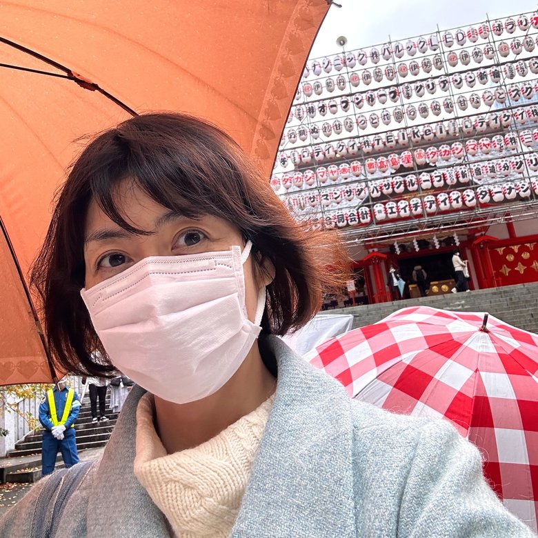 雨の中、傘をさして移動中の駒村さん