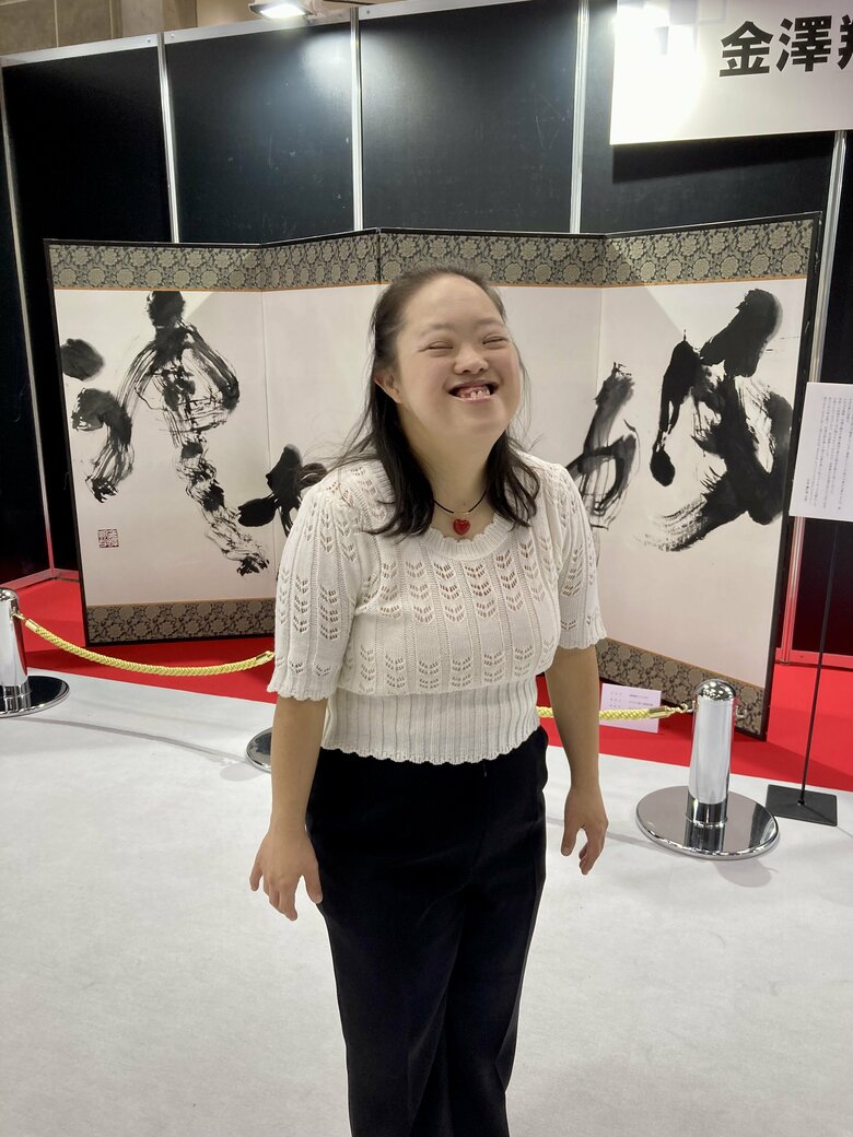 2023年、展覧会会場の先品の前で