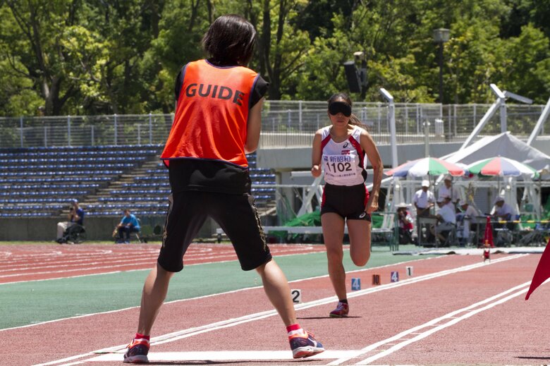 「コーラー」と呼ばれるガイド役の音による距離感や方向を頼りに練習に励む高田さん
