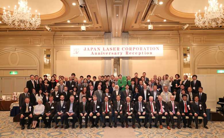 社員と取引先とのレセプションパーティの様子