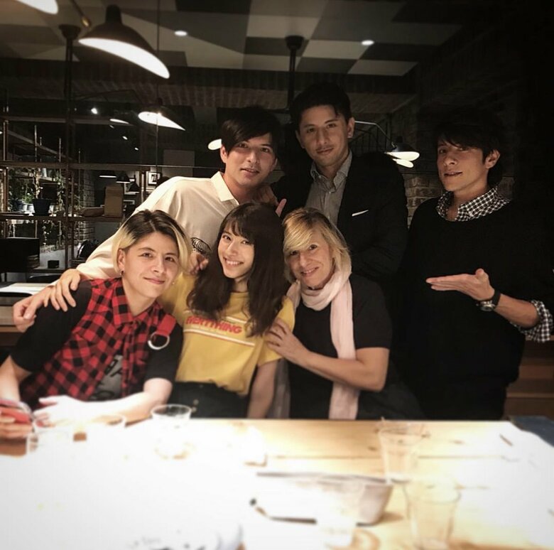 前列左から長女、次女のリナさん、ぺピーさん、後列左から城田優さん、長男、次男