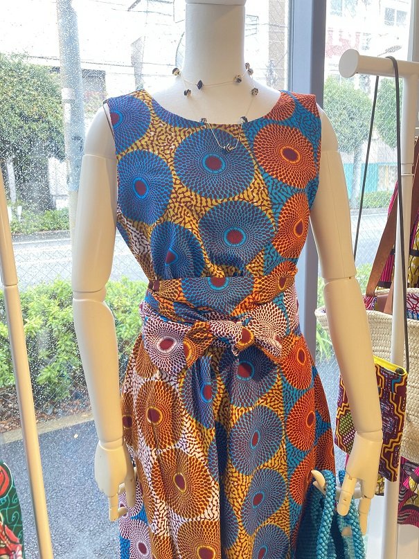 バッグからスタートし、最近は洋服も展開