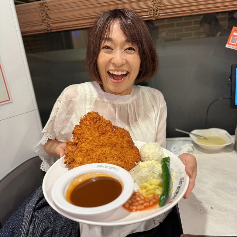 夫婦で韓国ドラマにハマっているという住吉さん。ドラマ『ムービング』で有名になった南山トンカツの店で