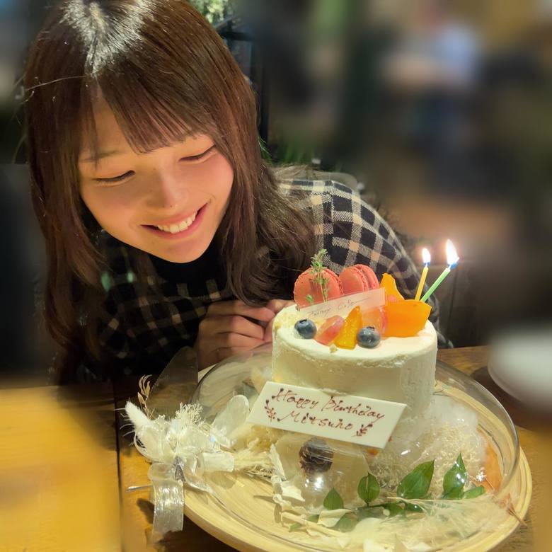 二十歳の誕生日。ケーキを前に幸せそうです