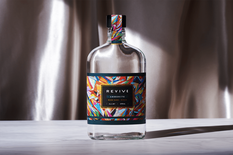 ジャパニーズ・ティー・ジン「REVIVE from NINJA」のパッケージには八重樫道代さんの「おりがみ」の作品があしらわれている（提供：ヘラルボニー）