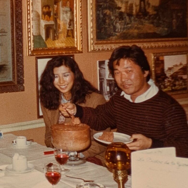 小西さん（30歳）、早苗さん（26歳）、友人たちと食事会にて