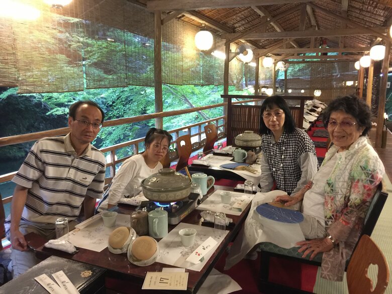 家族でお食事へ。右から2番目がお母さんの喜美子さん