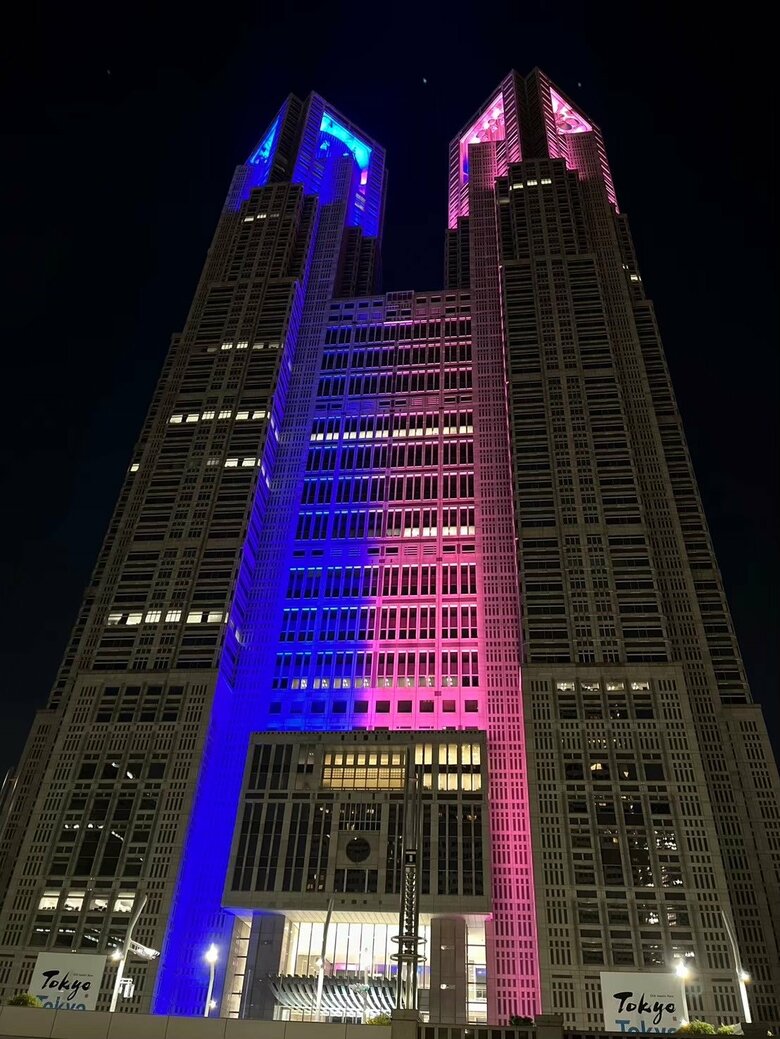 ピンク＆ブルーリボンのシンボルカラーにライトアップされた東京都庁